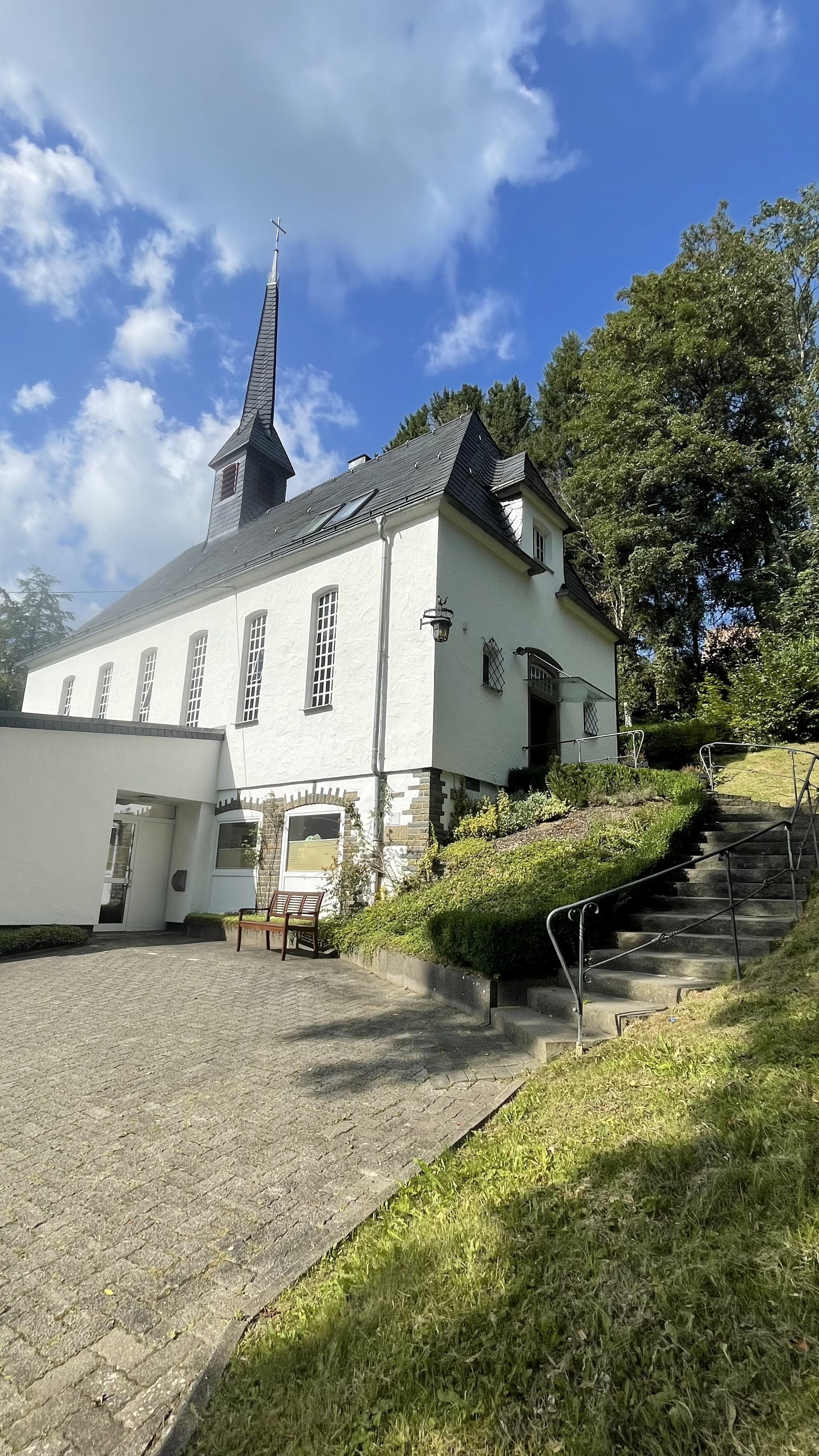 Außenaufnahme der Kirche